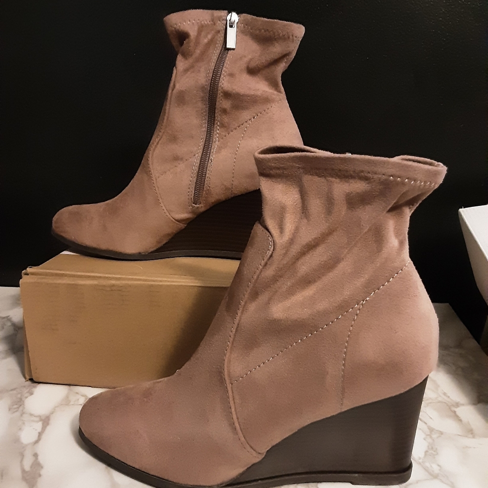Journee collection Hepburn Taupe Wedge Bootie size 8.5